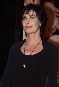 Original Caption: Irish singer Enya arrives as a guest for the premiere of the new film "Sweet November" February 12, 2001 in Los Angeles. The romantic drama stars Keanu Reeves and Charlize Theron. REUTERS/Fred Prouser