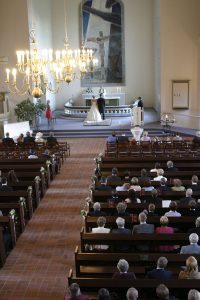 800px-Vihkimistilaisuus_Kiuruveden_kirkossa
